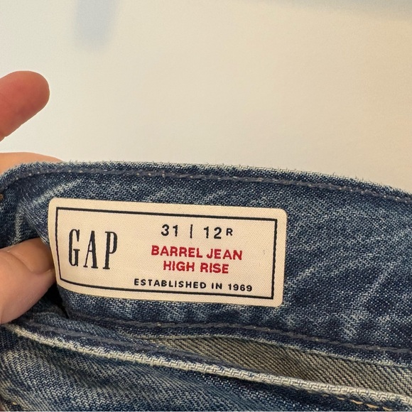 Gap High Rise Distressed cropped Barrel Jean - Medium Blue Wash - Size 31 / 12 - Picture 6 of 12